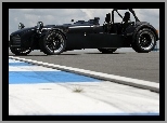 Caterham Seria R, Lewa, Strona